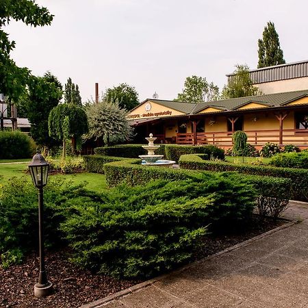 Hotel Slnecny Dvor Michalovce Extérieur photo