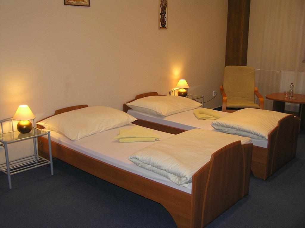 Hotel Slnecny Dvor Michalovce Chambre photo
