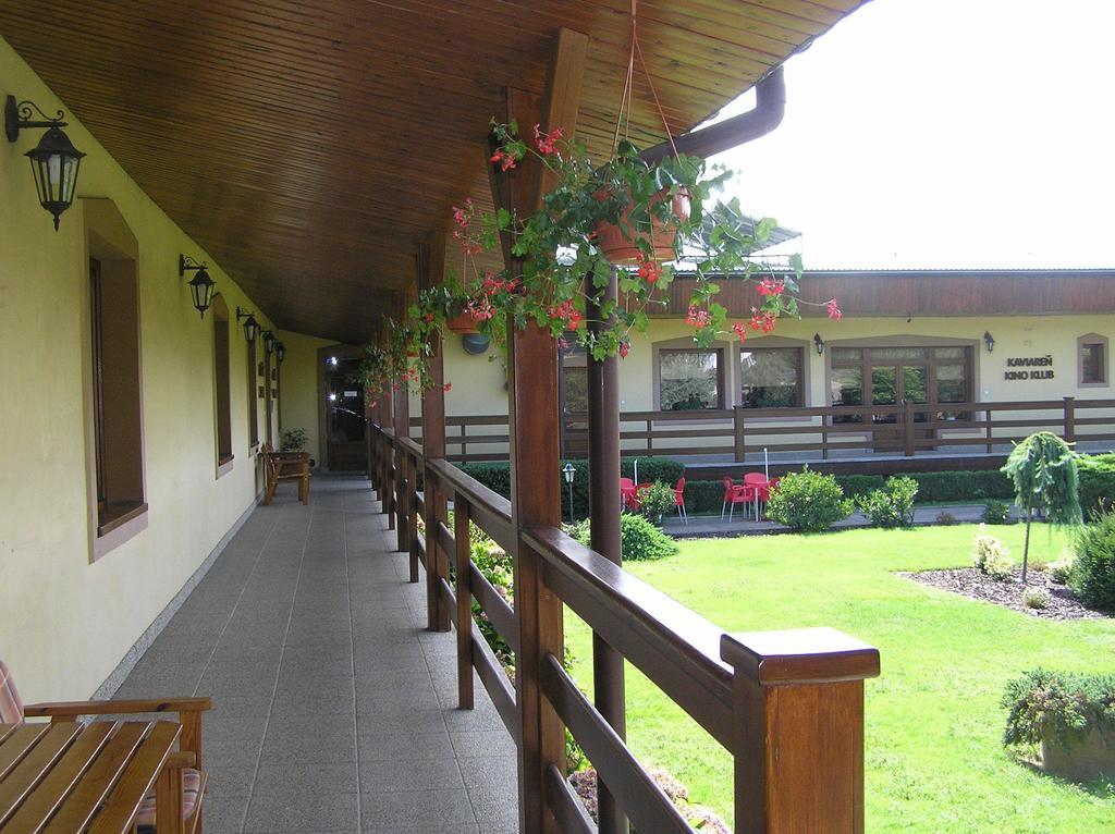 Hotel Slnecny Dvor Michalovce Extérieur photo