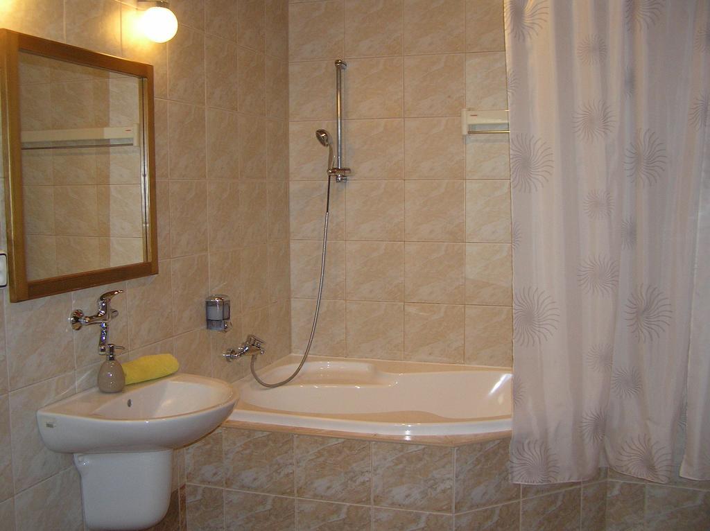 Hotel Slnecny Dvor Michalovce Chambre photo