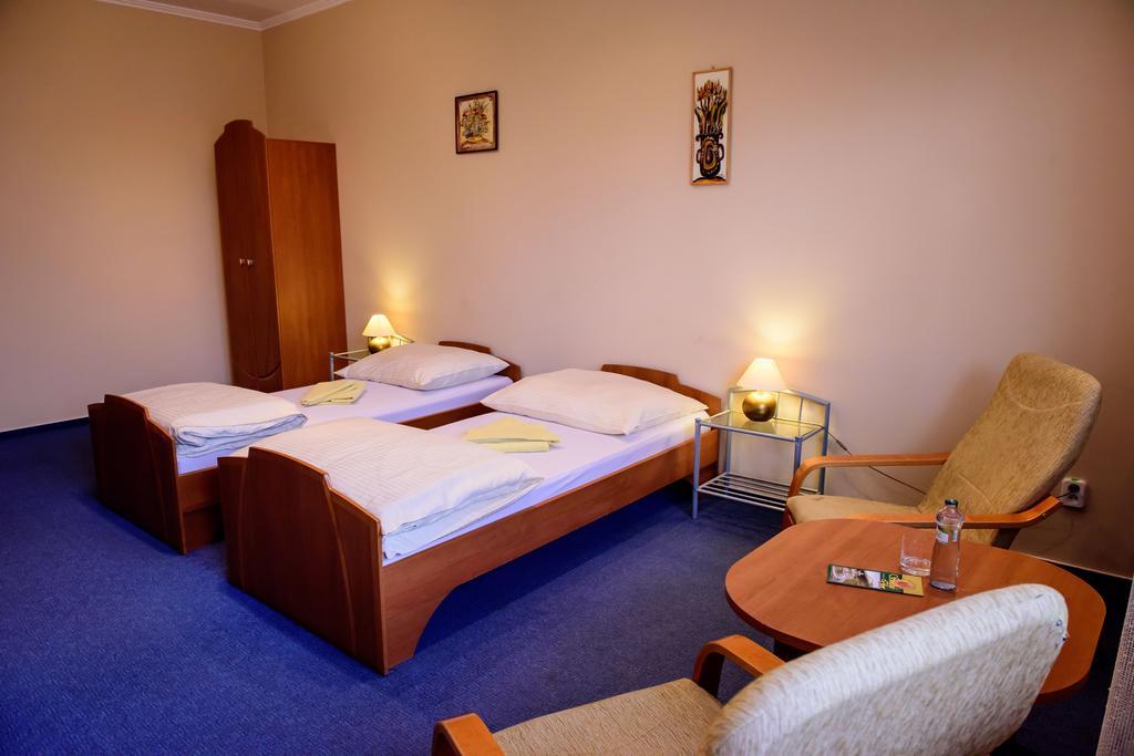 Hotel Slnecny Dvor Michalovce Chambre photo