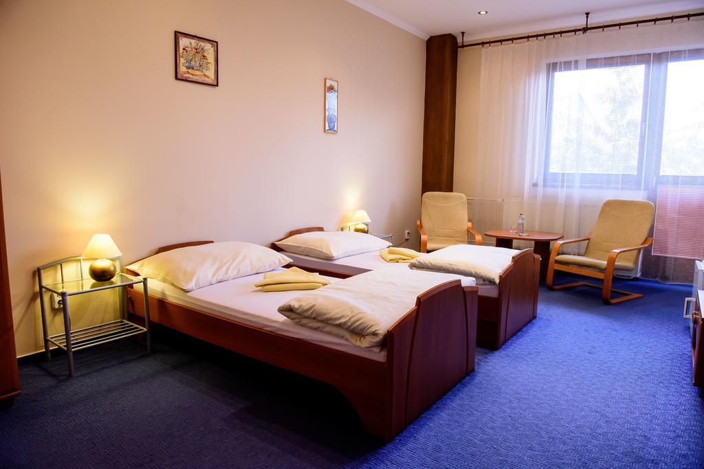Hotel Slnecny Dvor Michalovce Chambre photo