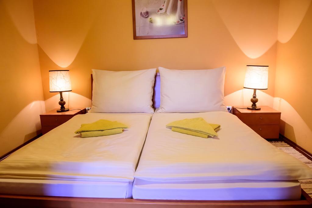 Hotel Slnecny Dvor Michalovce Chambre photo