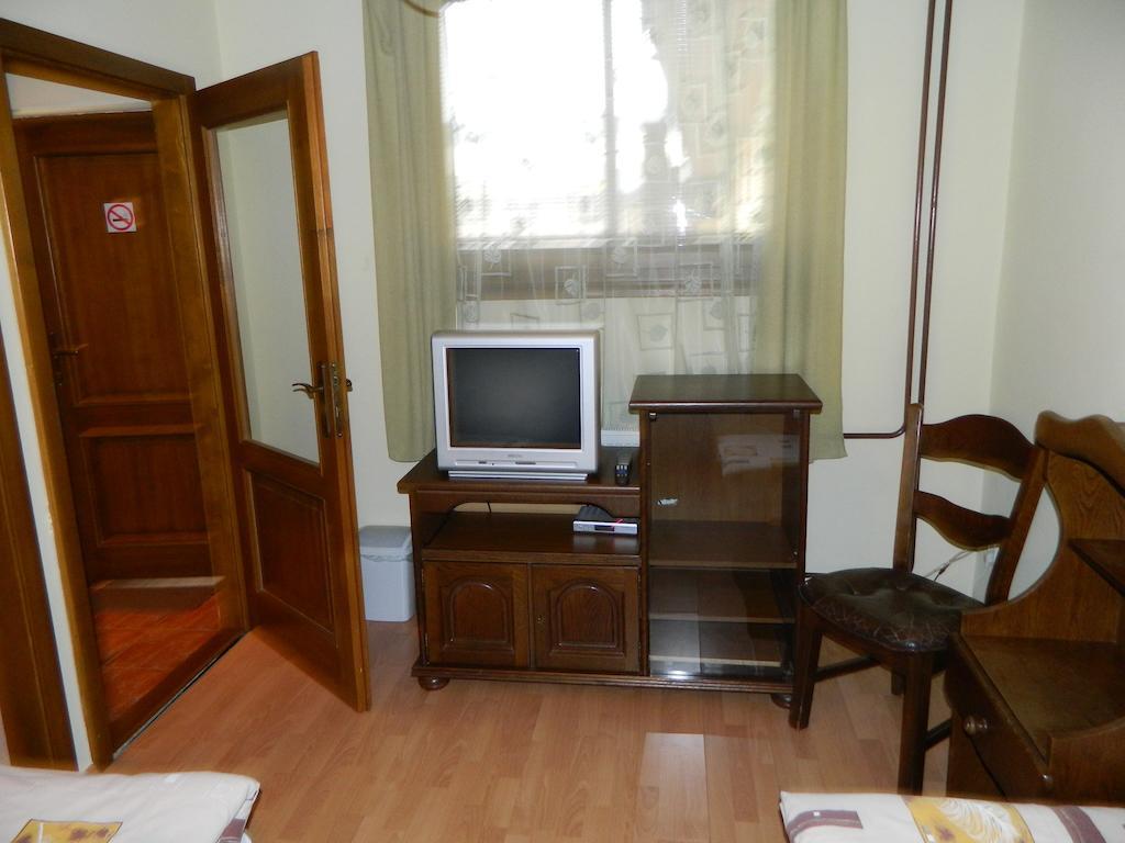 Hotel Slnecny Dvor Michalovce Chambre photo