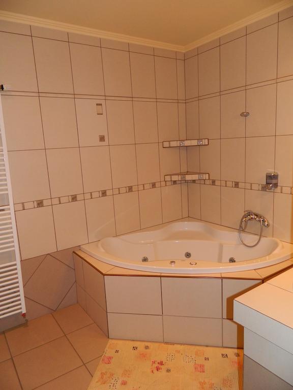 Hotel Slnecny Dvor Michalovce Chambre photo