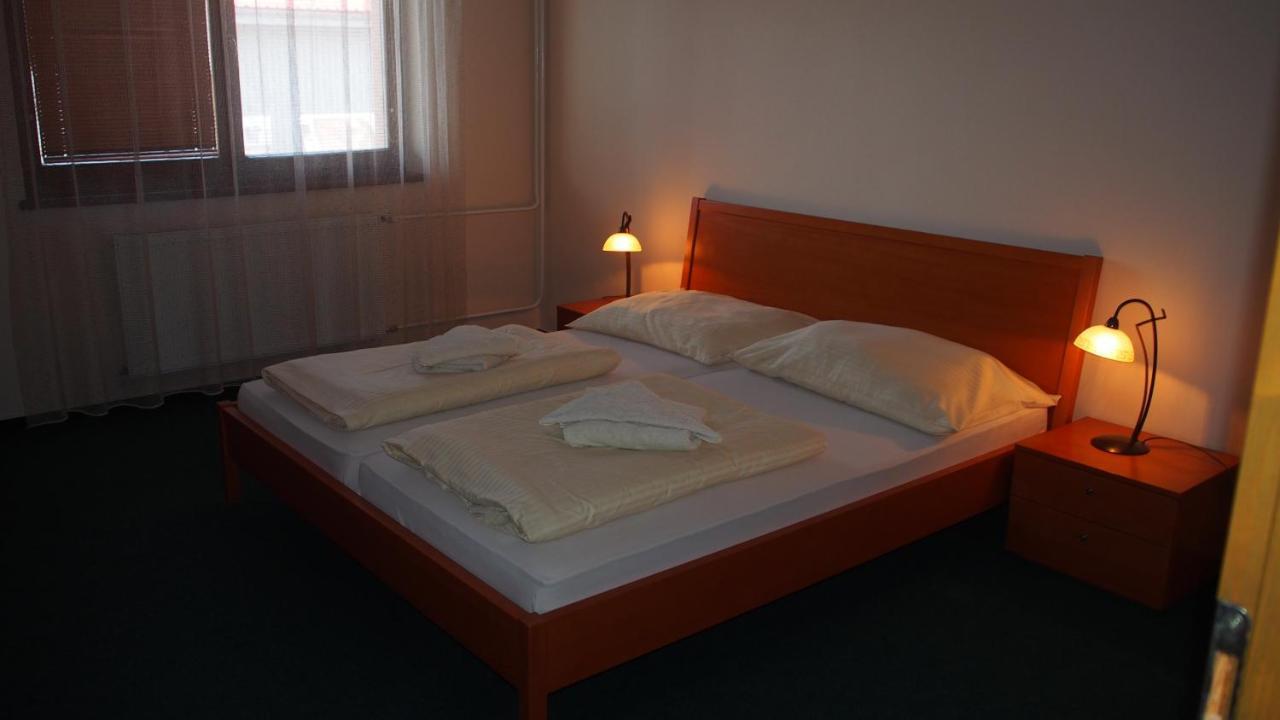 Hotel Slnecny Dvor Michalovce Extérieur photo