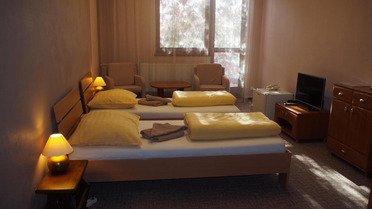 Hotel Slnecny Dvor Michalovce Extérieur photo