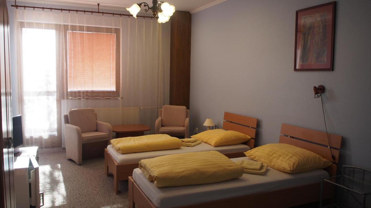 Hotel Slnecny Dvor Michalovce Extérieur photo