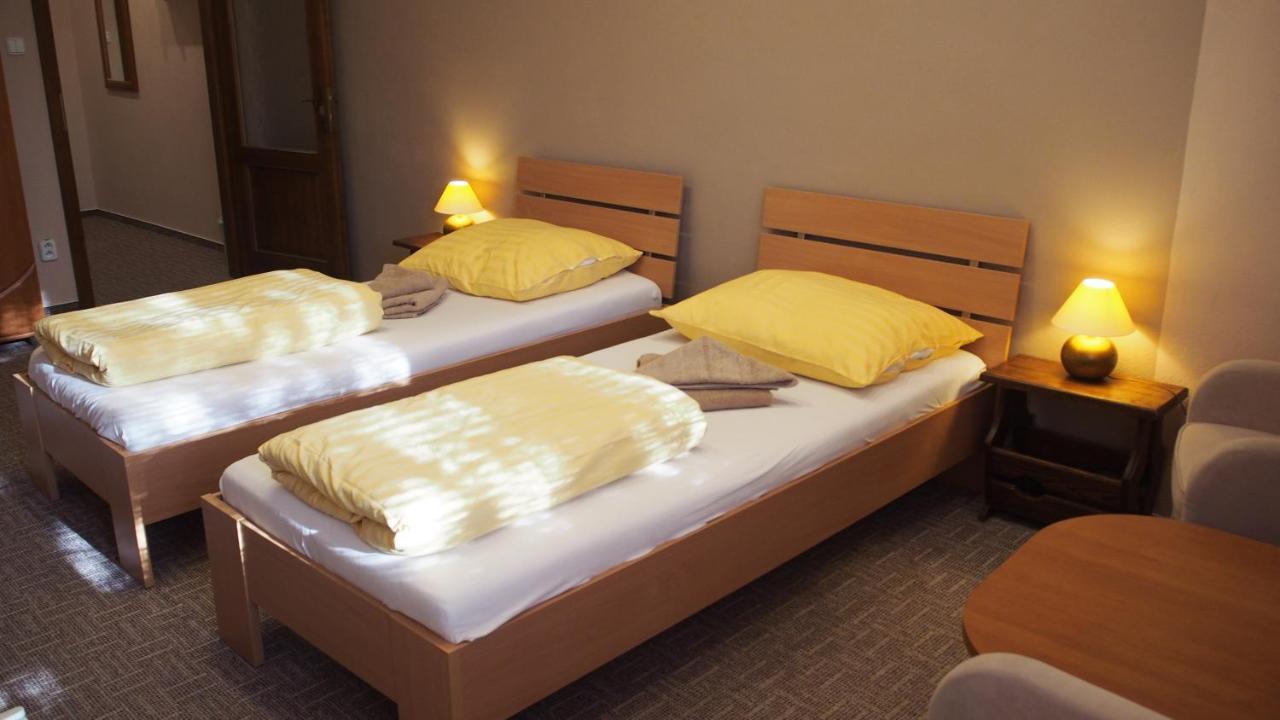 Hotel Slnecny Dvor Michalovce Extérieur photo