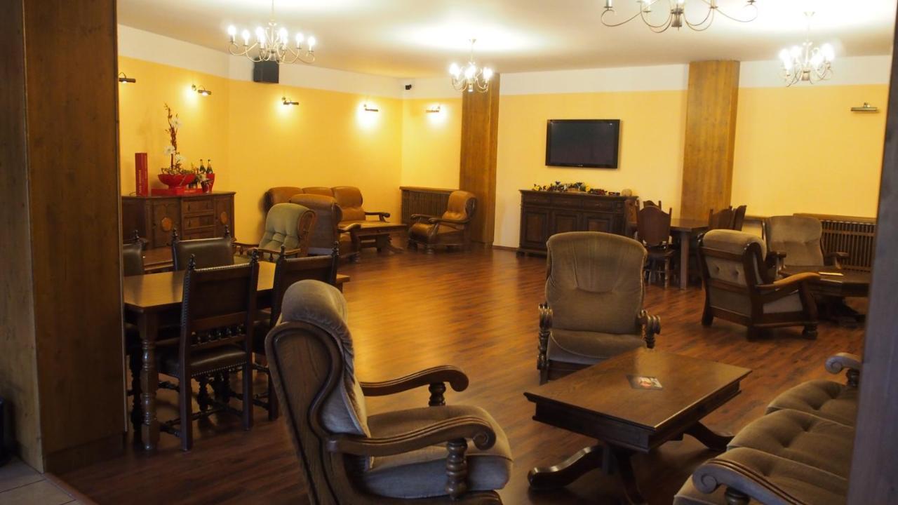 Hotel Slnecny Dvor Michalovce Extérieur photo