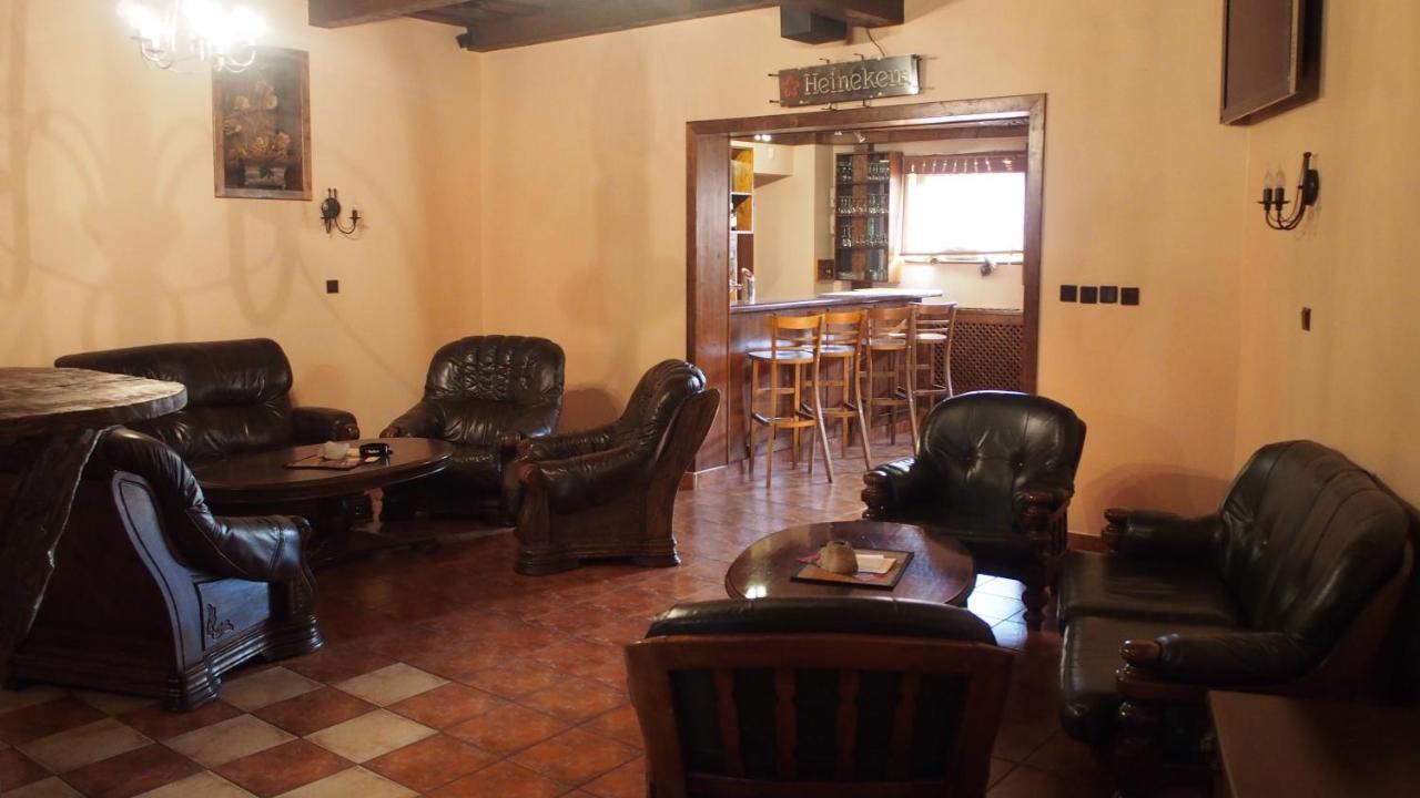 Hotel Slnecny Dvor Michalovce Extérieur photo