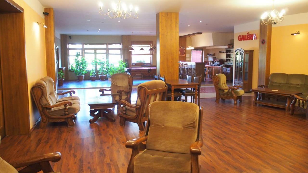 Hotel Slnecny Dvor Michalovce Extérieur photo