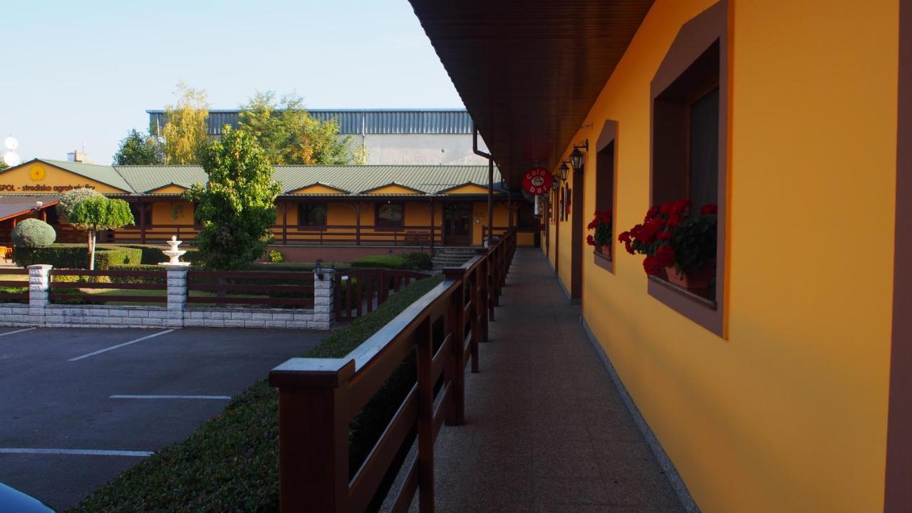 Hotel Slnecny Dvor Michalovce Extérieur photo