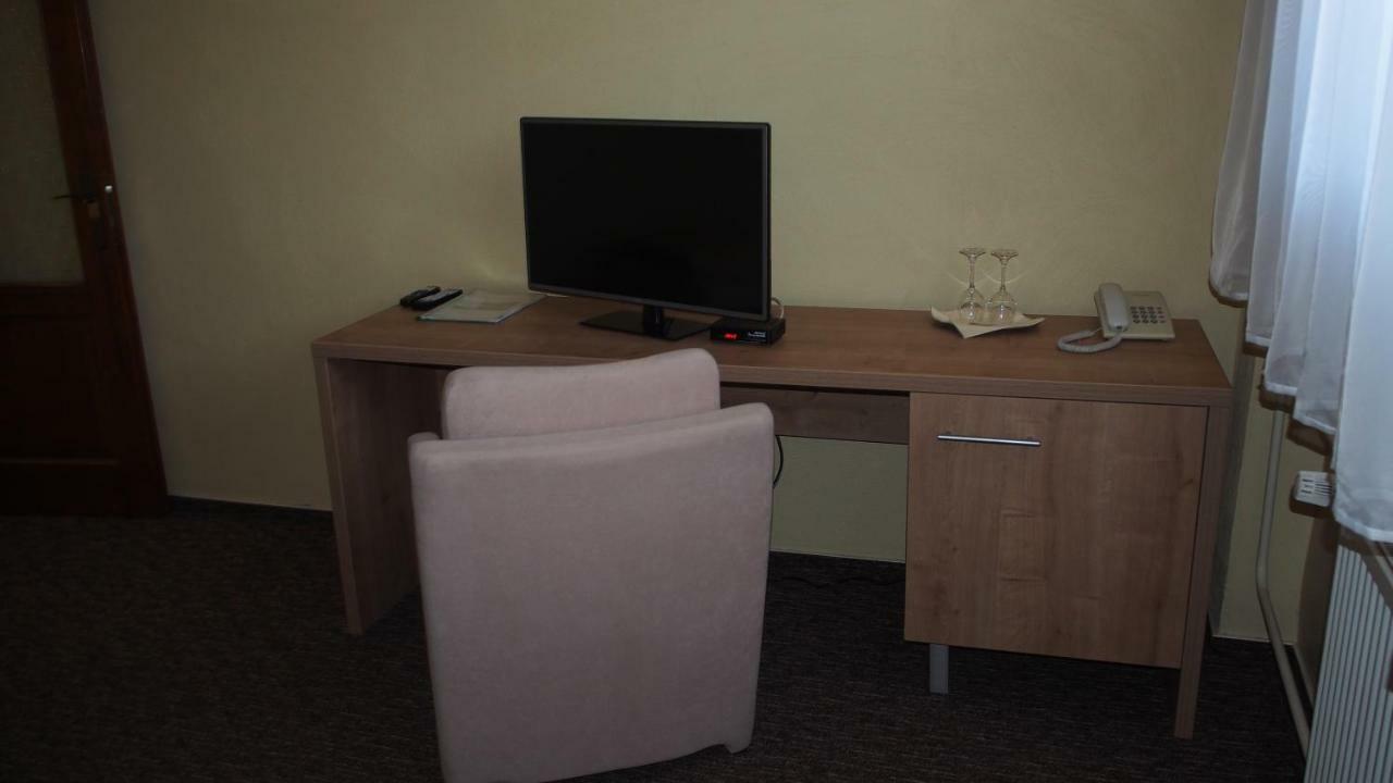 Hotel Slnecny Dvor Michalovce Extérieur photo