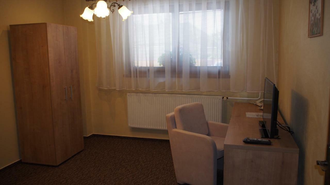 Hotel Slnecny Dvor Michalovce Extérieur photo