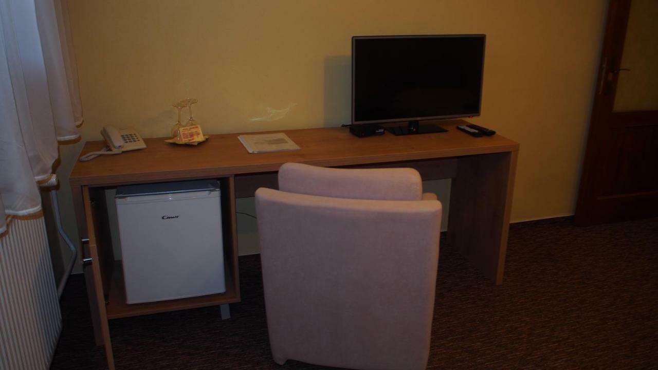 Hotel Slnecny Dvor Michalovce Extérieur photo